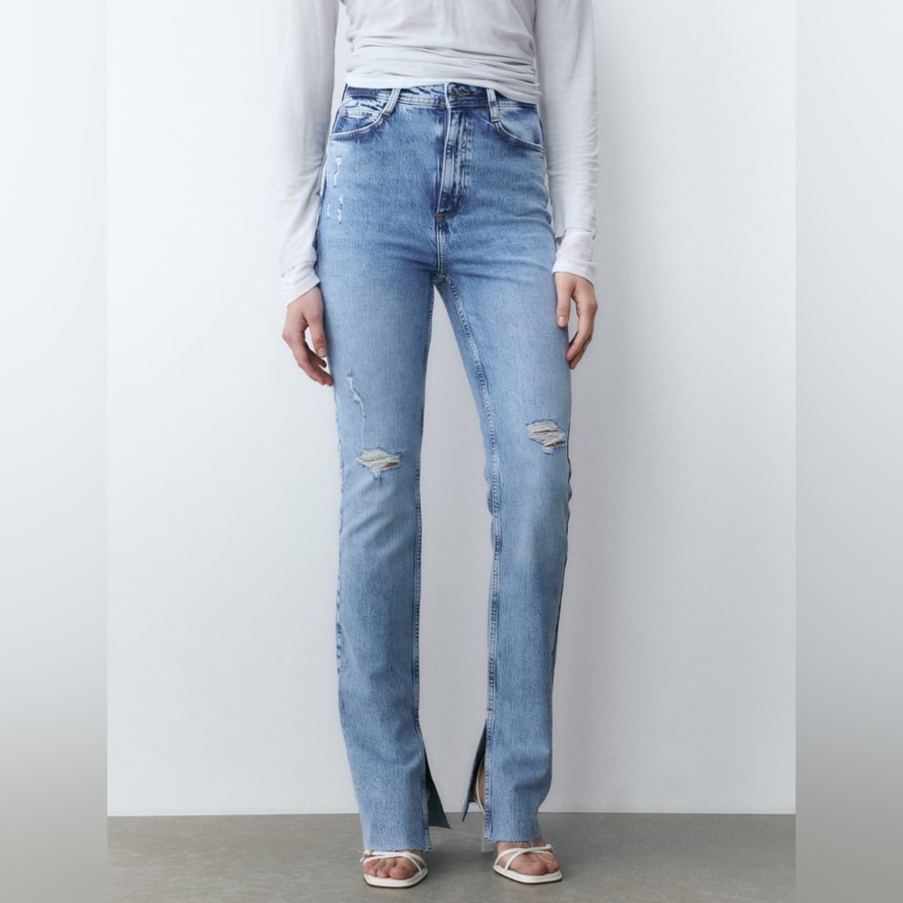 ZARA HIGH RISE FLARED SLIM FIT Z1975 JEANS
Mid-blue